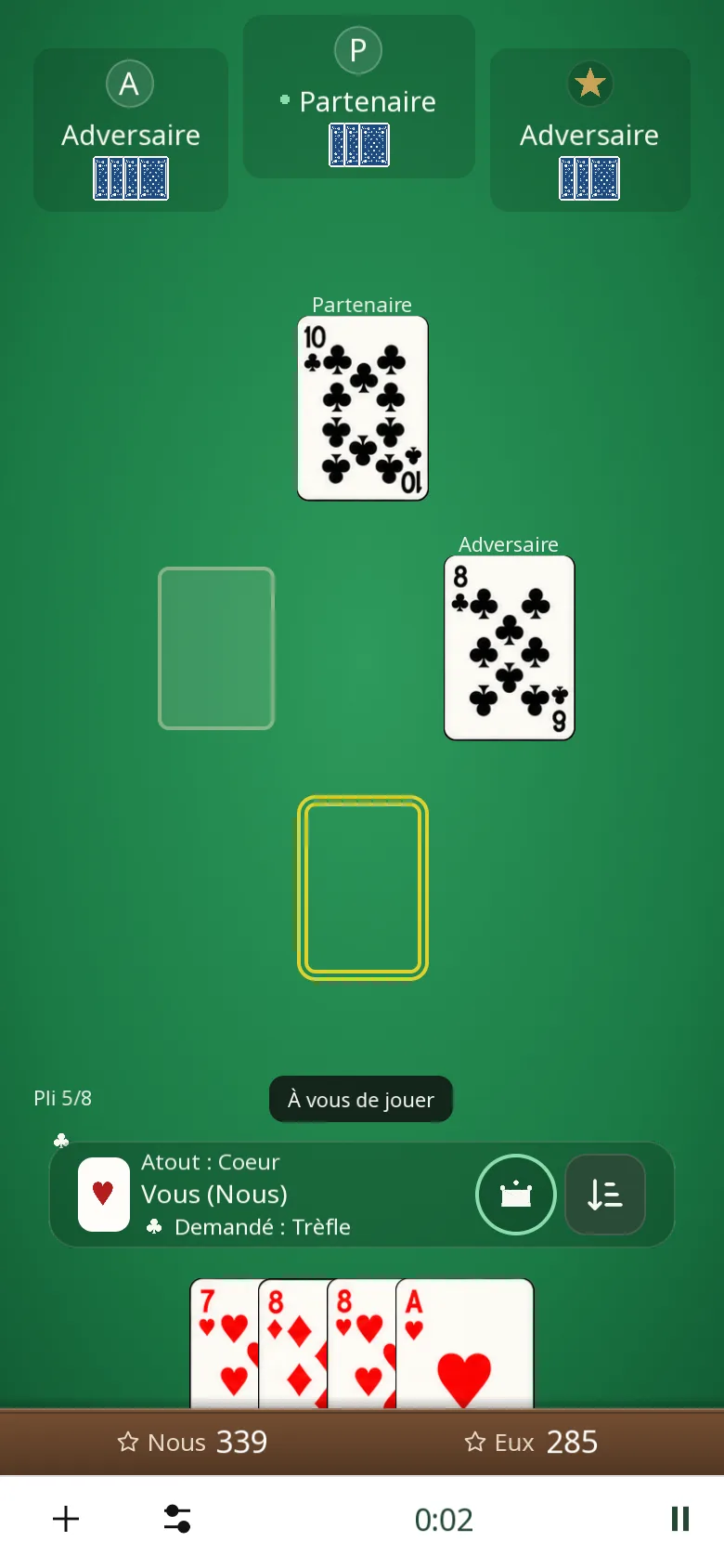 Variant Amb atot al telèfon: atot de cors, Sud qui pren, grèvol demanat; el company és el mestre, totes les cartes de Sud es poden jugar. Puntuacions dels dos equips a la part inferior de la pantalla.