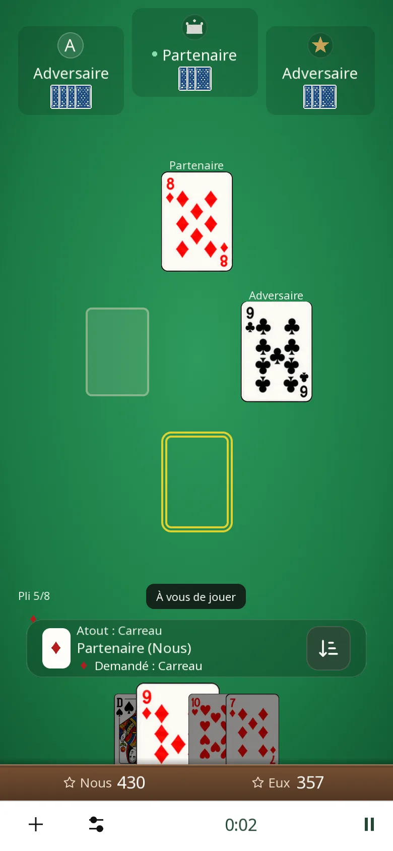 Partie en cours sur téléphone, atout carreau : Nord, le partenaire, a entamé le huit de carreau et Est a défaussé le neuf de trèfle ; dans la main de Sud, seul le neuf de carreau est mis en avant, les autres cartes sont grisées.